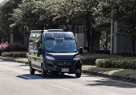 汽車 車牌|台灣首張合法 4 人座 Sunlight 露營車領牌上路，沐浴煮食一次搞。